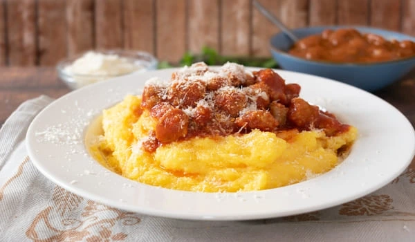Polenta bramata con farina di mais Polenta bramata con farina di mais