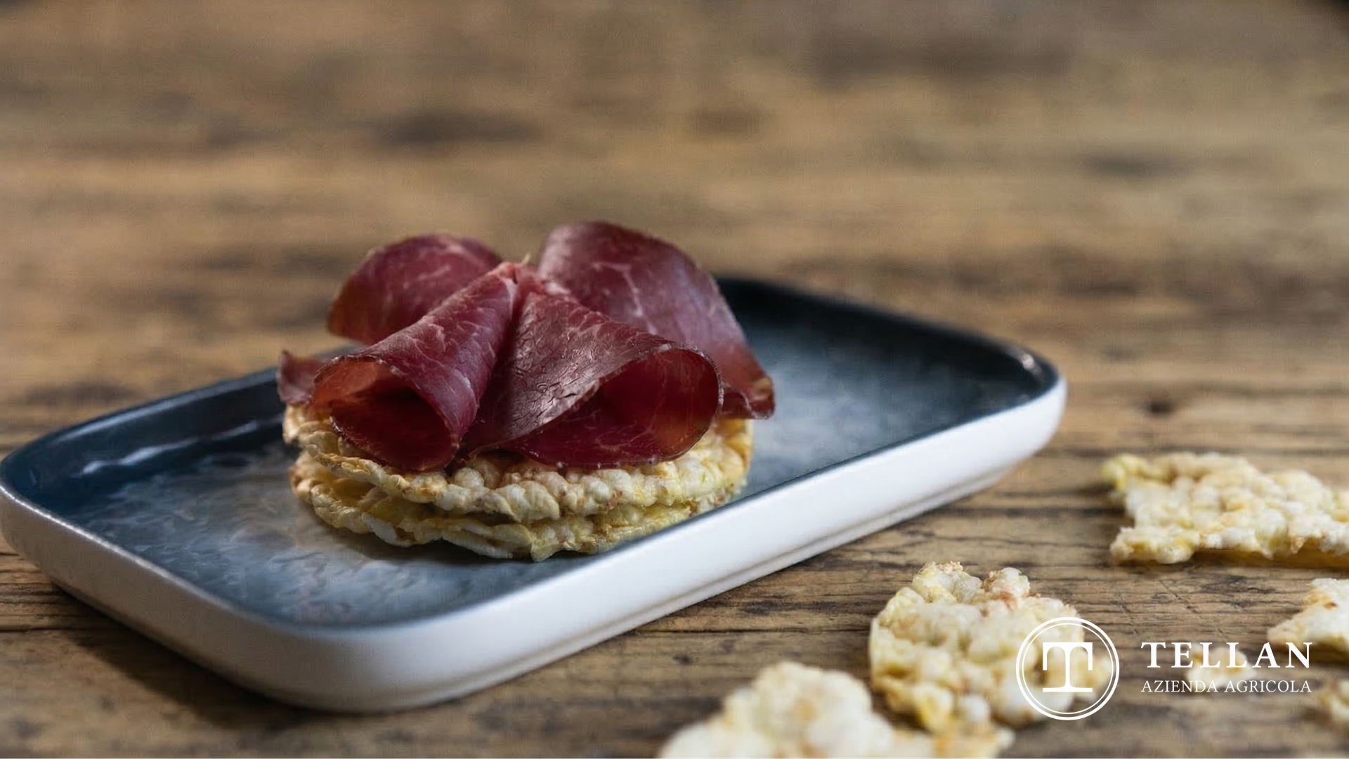 gallette di mais con bresaola su un piatto