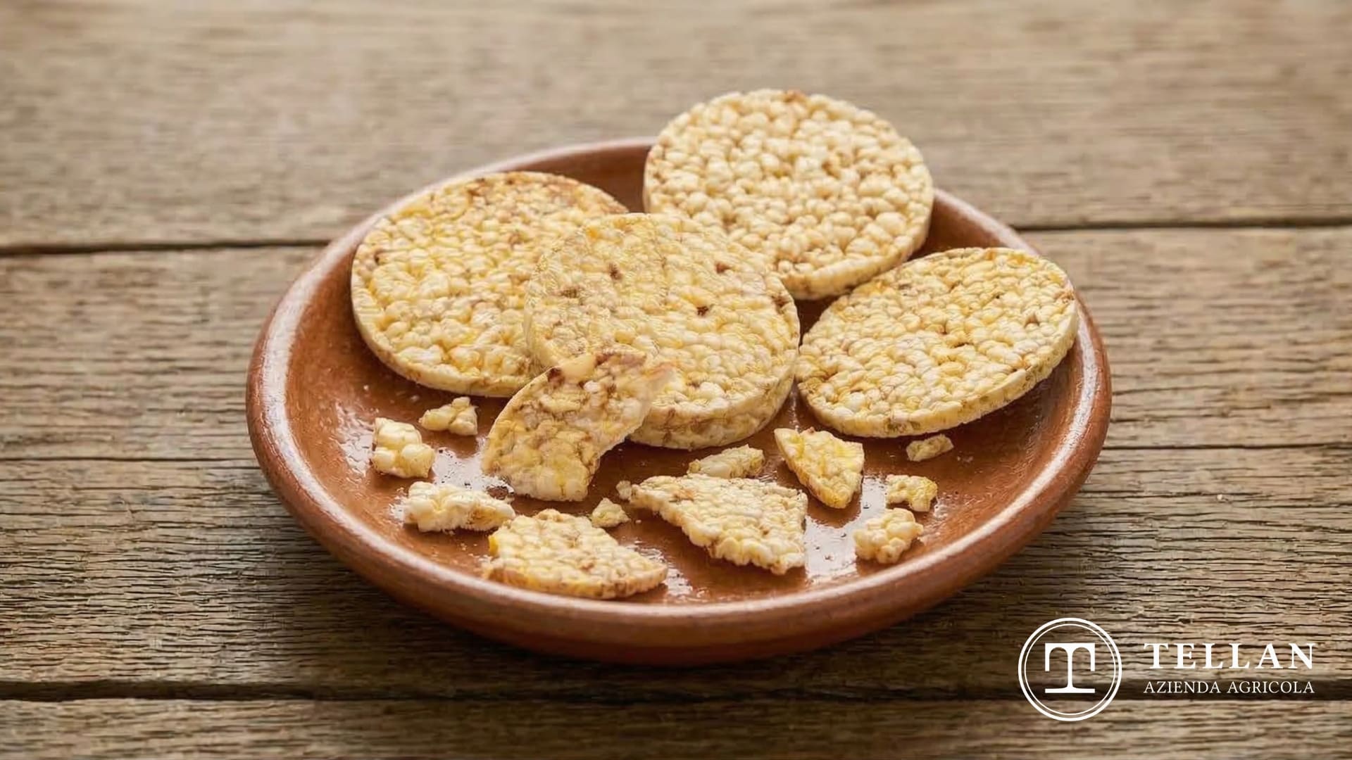 piatto con gallette intere e gallette rotte tellan